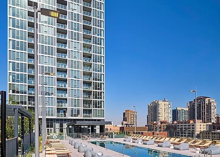 Hotel Level River North
